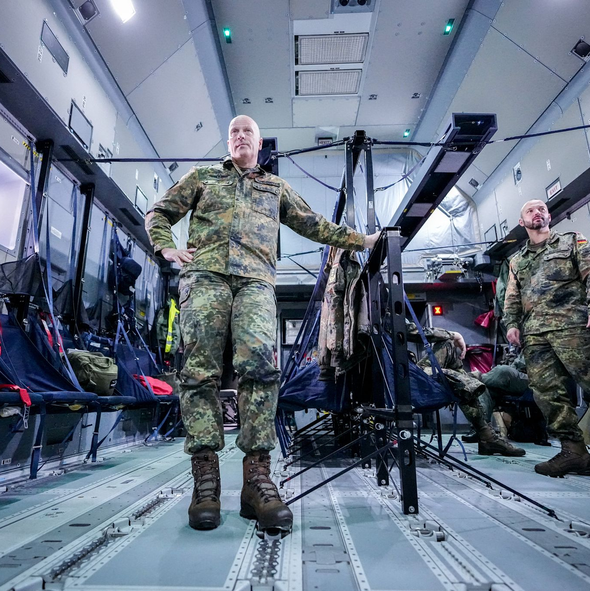 Nato-General Ingo Gerhartz im Truppentransporter A400M auf dem Weg ins südspanische Rota. - Foto: Kay Nietfeld/dpa