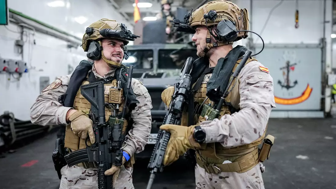 Spanische Soldaten auf dem Flagschiff «Bastille» üben das Aus- und Beladen von Fahrzeugen. - Bild: Kay Nietfeld/dpa
