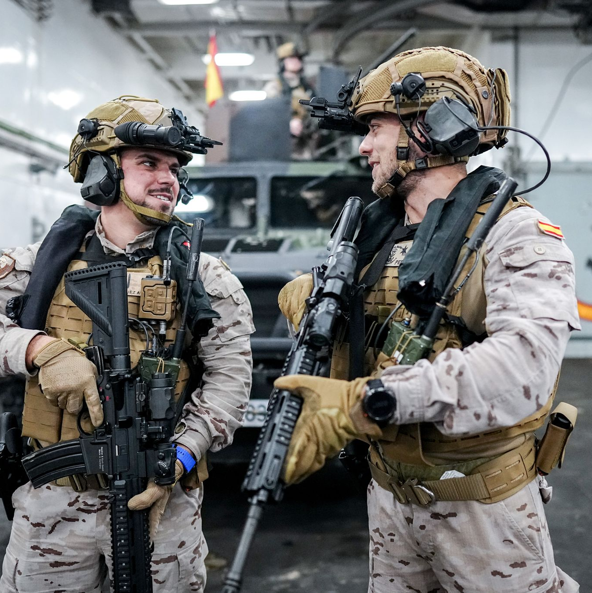 Spanische Soldaten auf dem Flagschiff «Bastille» üben das Aus- und Beladen von Fahrzeugen. - Foto: Kay Nietfeld/dpa