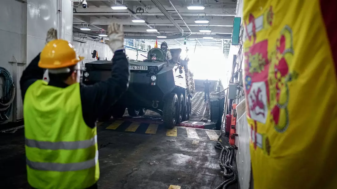 Ein Panzer wird vom Flagschiff auf ein Landeboot verladen.  - Bild: Kay Nietfeld/dpa