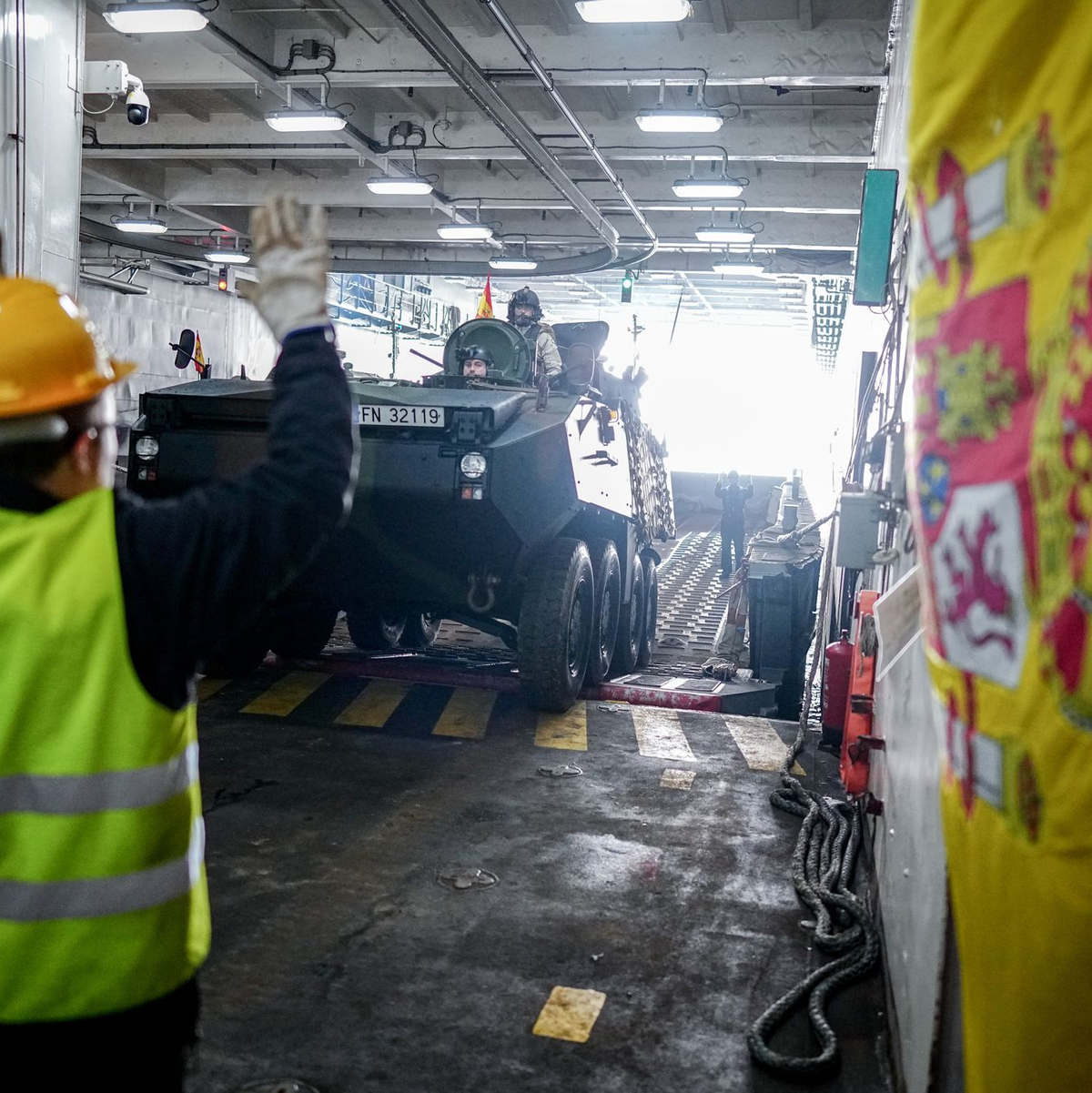 Ein Panzer wird vom Flagschiff auf ein Landeboot verladen.  - Foto: Kay Nietfeld/dpa