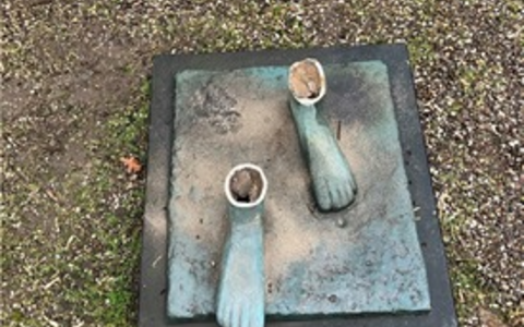 POL-ME: Fast drei Meter hohe Bronzefigur von Friedhof entwendet - 2601106 - Foto: presseportal.de