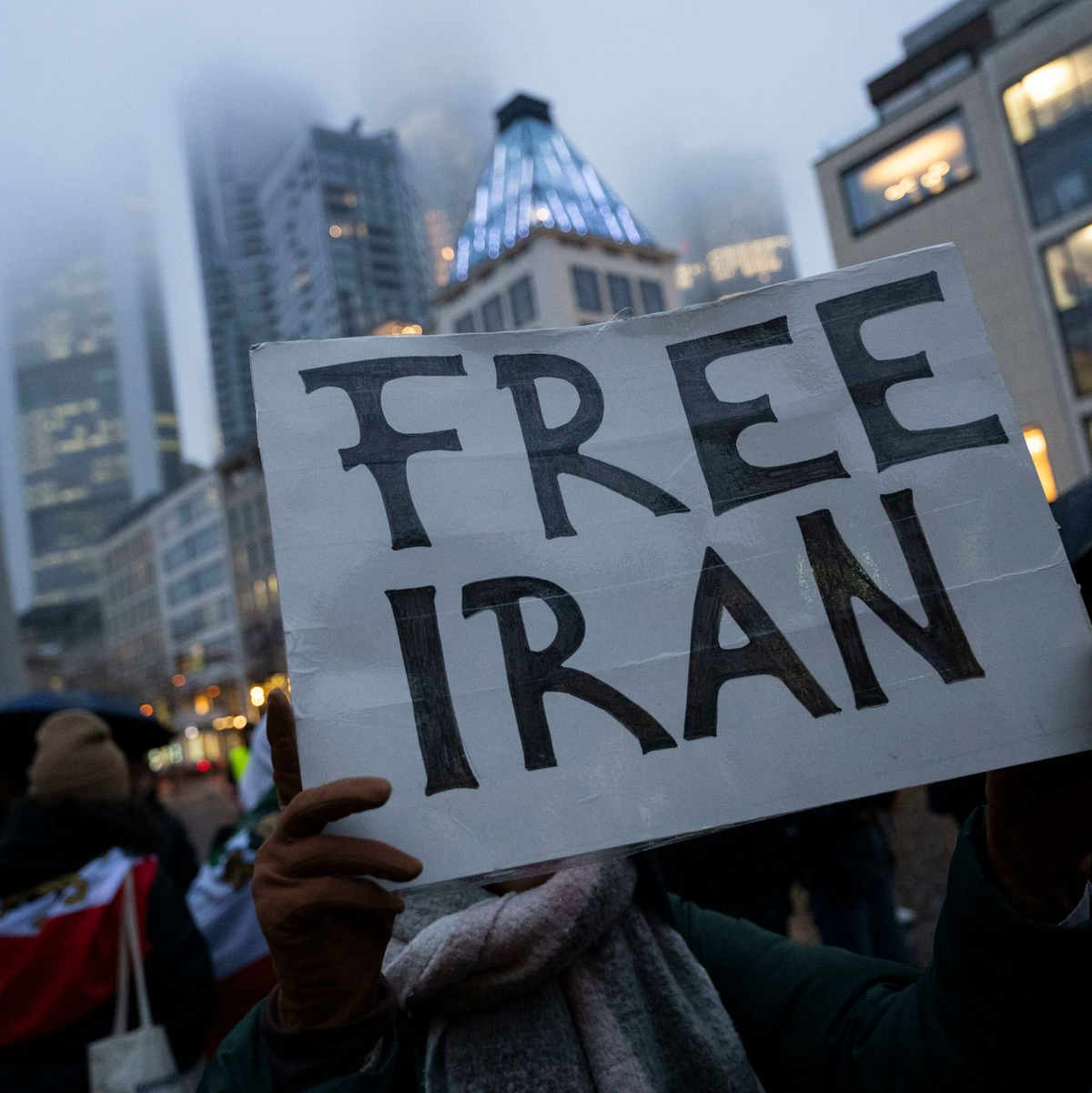 In vielen EU-Staaten fordern Menschen seit Wochen neue Sanktionen gegen Verantwortliche für die Gewalt im Iran. Nun gibt es einen ersten Beschluss. (Archivbild) - Foto: Boris Roessler/dpa