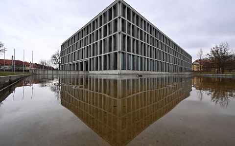 Das Bundesarbeitsgericht hat bereits in mehreren Grundsatzurteilen zum Tragen eines Kopftuchs am Arbeitsplatz entschieden. (Archivbild) - Foto: Martin Schutt/dpa