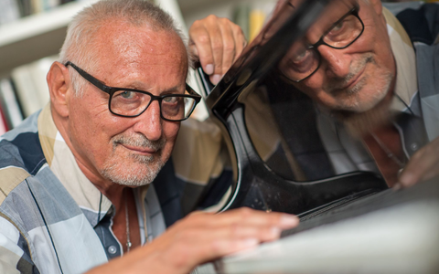 Klavierspielen kann Konstantin Wecker wegen Nervenschäden an der Hand laut eigenem Bekunden nicht mehr. (Archivbild) - Foto: Peter Kneffel/dpa