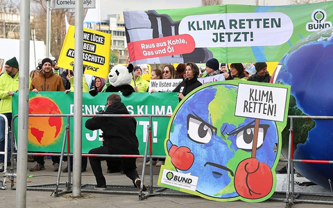 Demonstranten protestieren für Klimaschutz (Archiv) - Foto: via dts Nachrichtenagentur