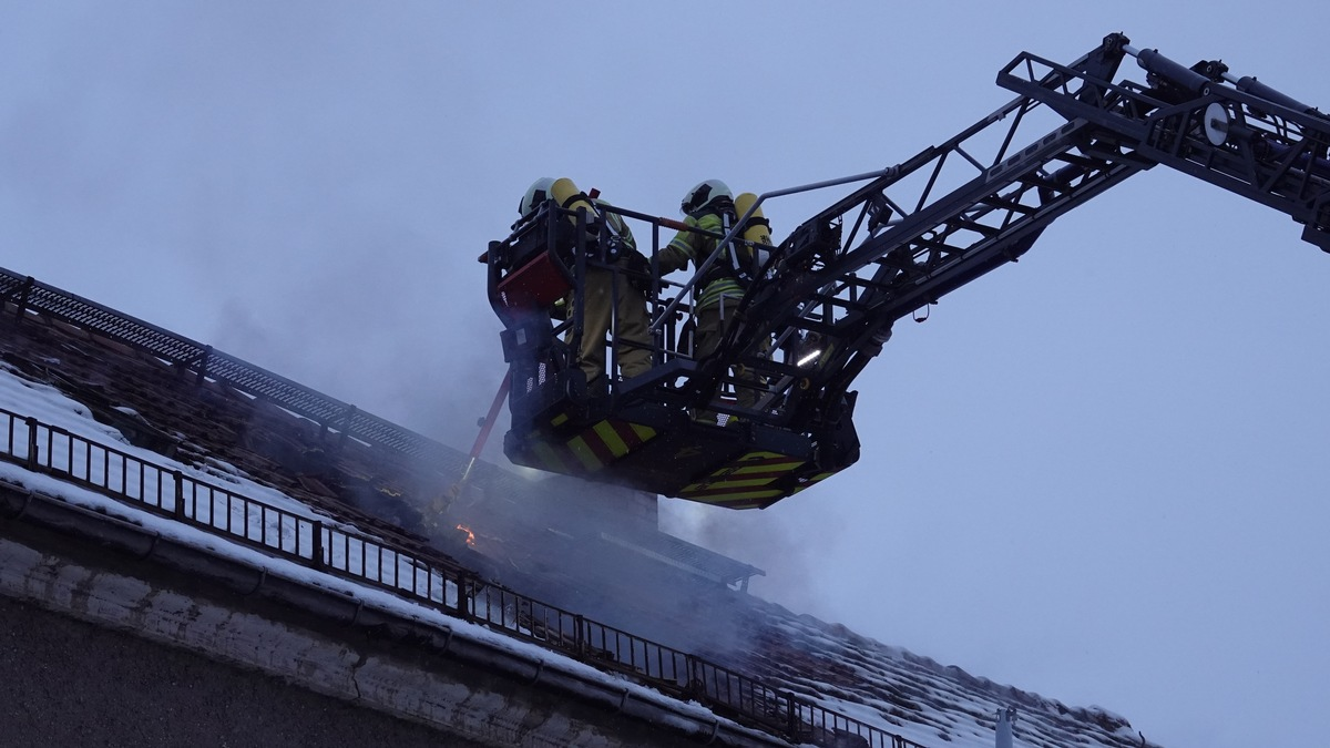 FW Dresden: Dachstuhlbrand in leerstehenden Gebäude - Foto: presseportal.de