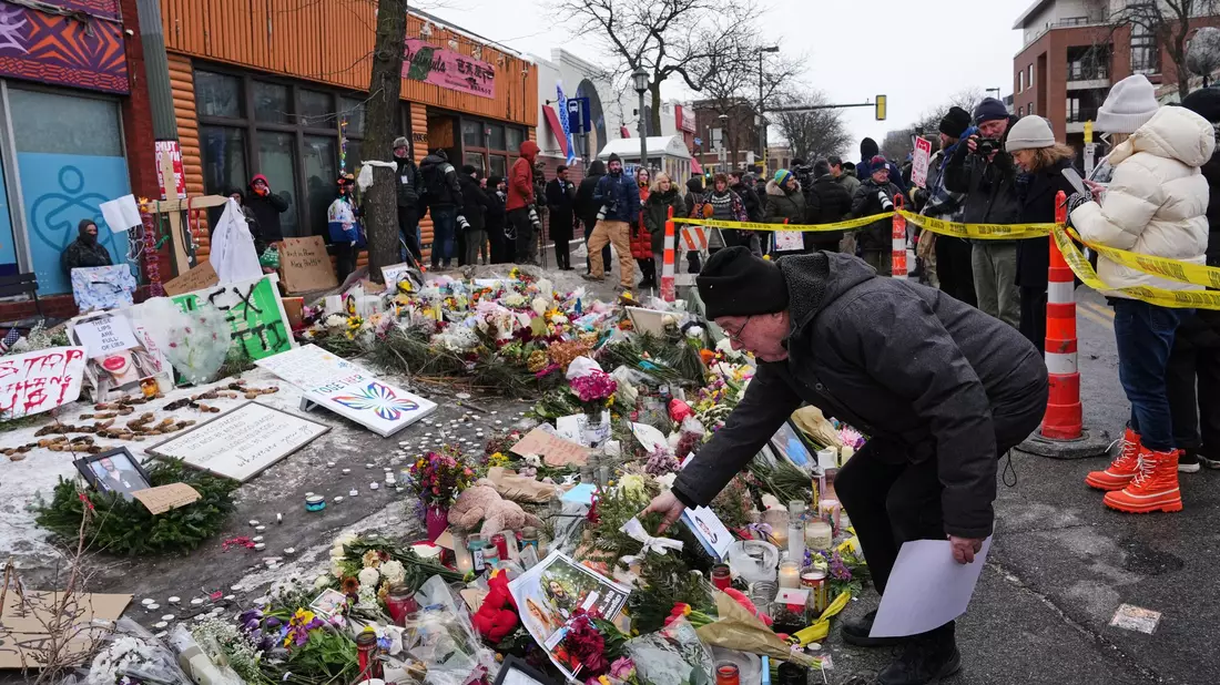 Nicht nur in Minneapolis trauern und protestieren die Menschen nach den tödlichen Schüssen auf Alex Pretti bei einem Einsatz von Bundesbeamten. (Archivbild) - Bild: Adam Gray/AP/dpa