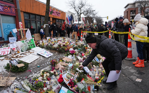Nicht nur in Minneapolis trauern und protestieren die Menschen nach den tödlichen Schüssen auf Alex Pretti bei einem Einsatz von Bundesbeamten. (Archivbild) - Foto: Adam Gray/AP/dpa