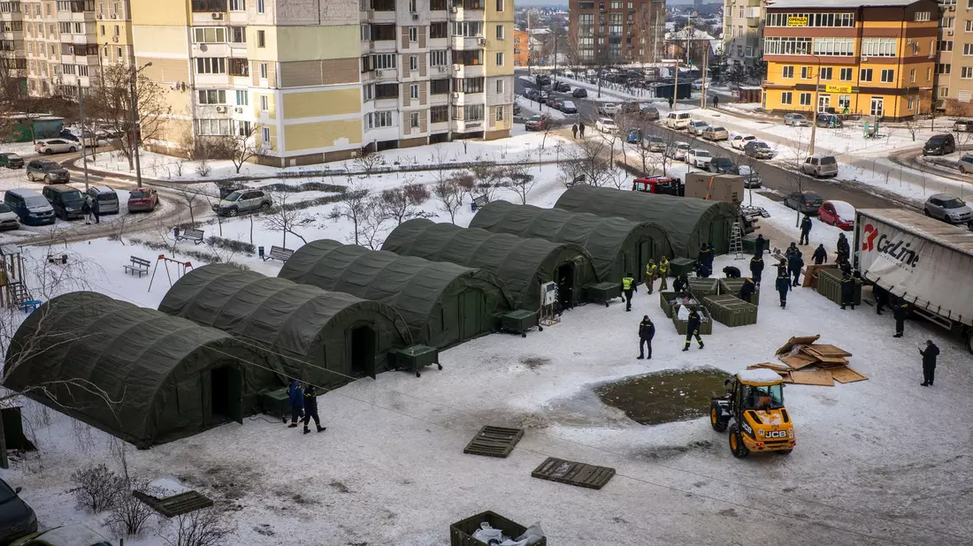 In diesen Zelten sollen sich Kiewer aufwärmen, deren Häuser ohne Heizung sind.  - Bild: Dan Bashakov/AP/dpa