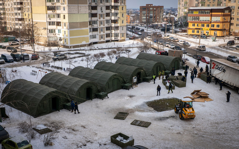 In diesen Zelten sollen sich Kiewer aufwärmen, deren Häuser ohne Heizung sind.  - Foto: Dan Bashakov/AP/dpa