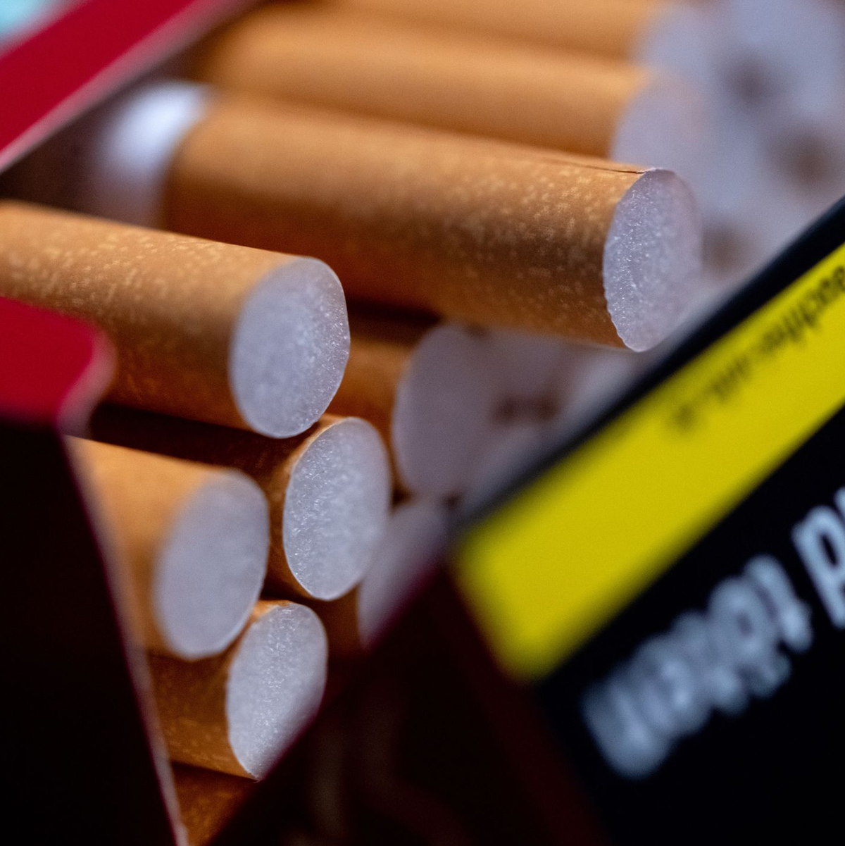 Zwei Euro mehr pro Zigarettenpackung, um die Krankenkassen zu entlasten - so der Vorschlag eines CSU-Politikers. (Symbolbild) - Foto: Sven Hoppe/dpa