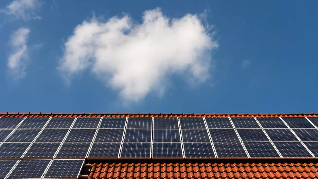 Wer sich eine neue Photovoltaikanlage anschafft, muss mit einer geringeren Vergütung rechnen. (Archivbild) - Bild: Sebastian Gollnow/dpa