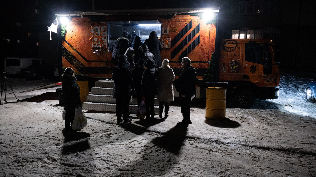 In Kiew stehen Bürger für warme Mahlzeiten Schlange, da es in vielen Häusern weder Strom noch Fernwärme gibt. - Foto: Danylo Antoniuk/AP/dpa