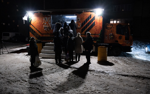 In Kiew stehen Bürger für warme Mahlzeiten Schlange, da es in vielen Häusern weder Strom noch Fernwärme gibt. - Foto: Danylo Antoniuk/AP/dpa