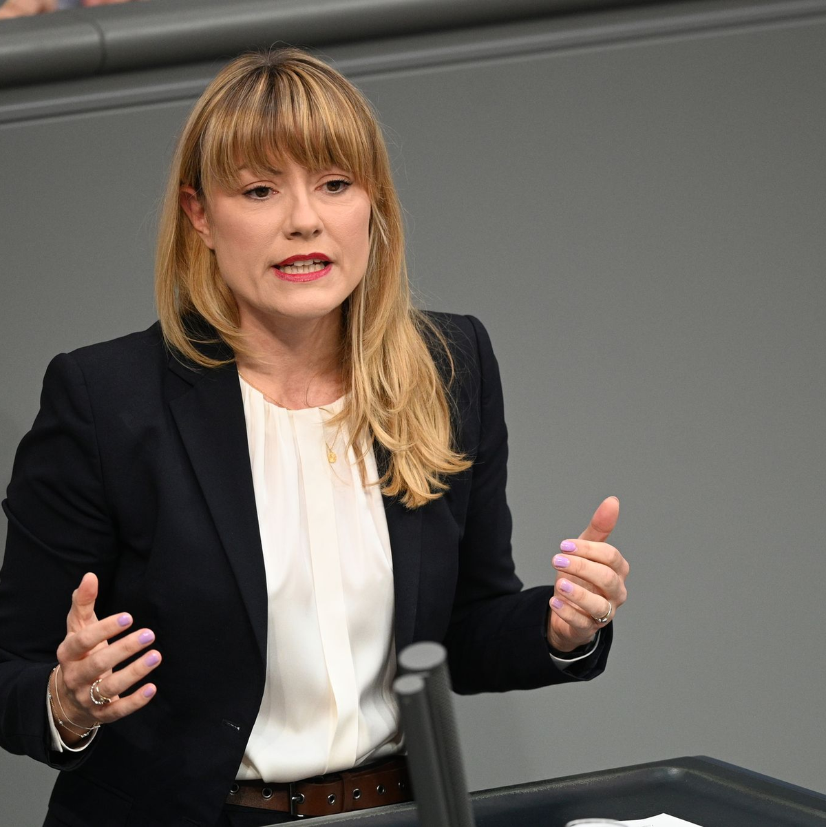 Die fluchtpolitische Sprecherin der Linksfraktion, Clara Bünger, rät der Bundesregierung Schutzsuchenden in Deutschland grundsätzlich den Weg in ein dauerhaftes Bleiberecht zu eröffnen. (Archivbild) - Foto: Niklas Graeber/dpa