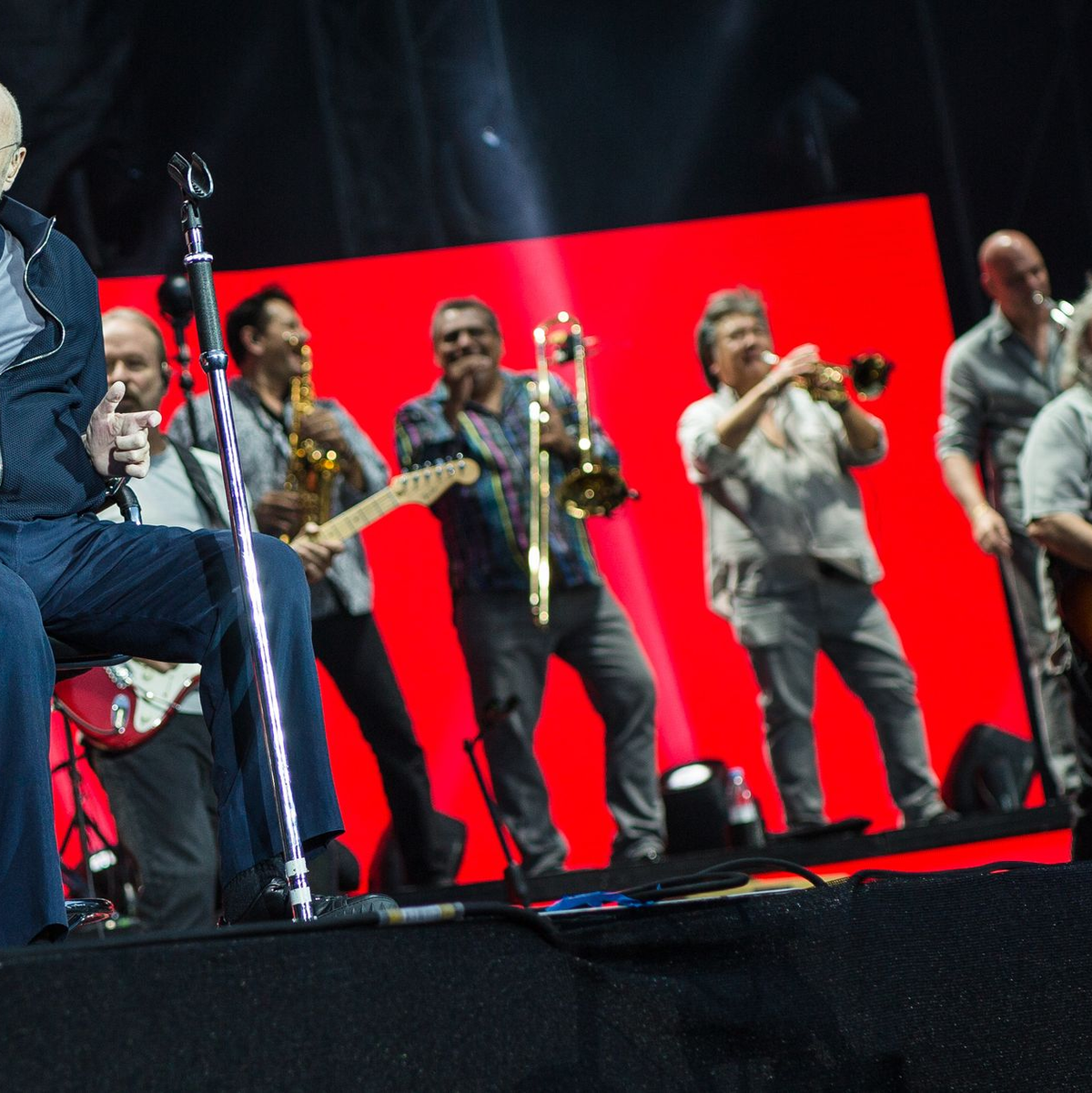 Seine letzten Konzerte musste Phil Collins sitzend absolvieren. (Archivbild) - Foto: Christoph Schmidt/dpa