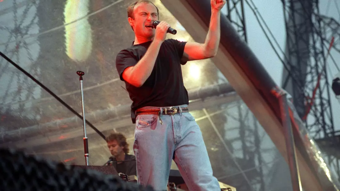 In den 80er und 90er Jahren feierte Phil Collins solo und mit Genesis seine größten Erfolge und war für mitreißende Bühnenshows bekannt. (Archivbild) - Bild: Holger Hollemann/dpa