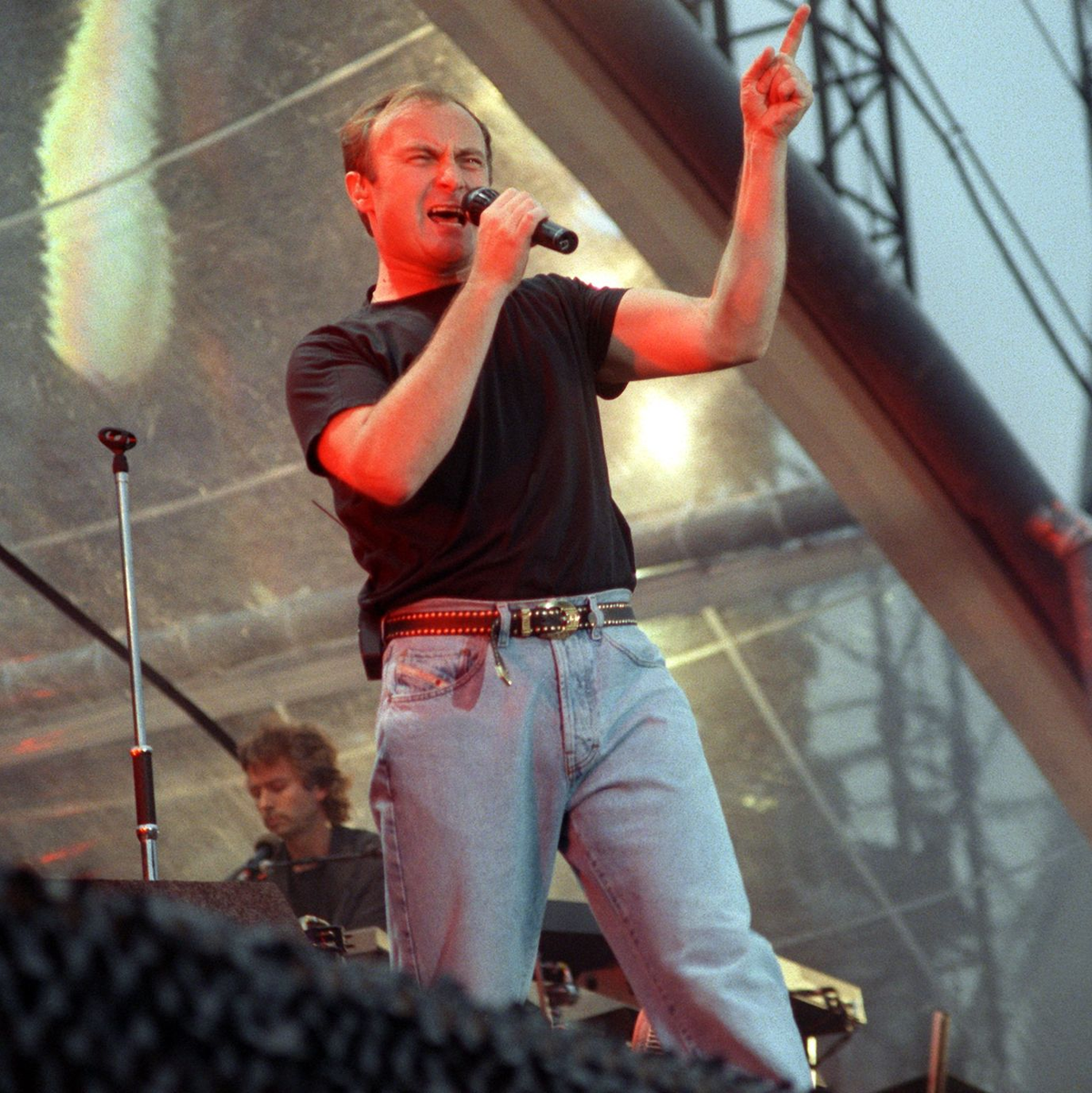 In den 80er und 90er Jahren feierte Phil Collins solo und mit Genesis seine größten Erfolge und war für mitreißende Bühnenshows bekannt. (Archivbild) - Foto: Holger Hollemann/dpa