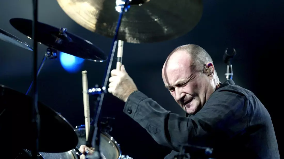 Sein geliebtes Schlagzeug kann Phil Collins aufgrund gesundheitlicher Probleme nicht mehr spielen. (Archivbild) - Bild: picture alliance / dpa