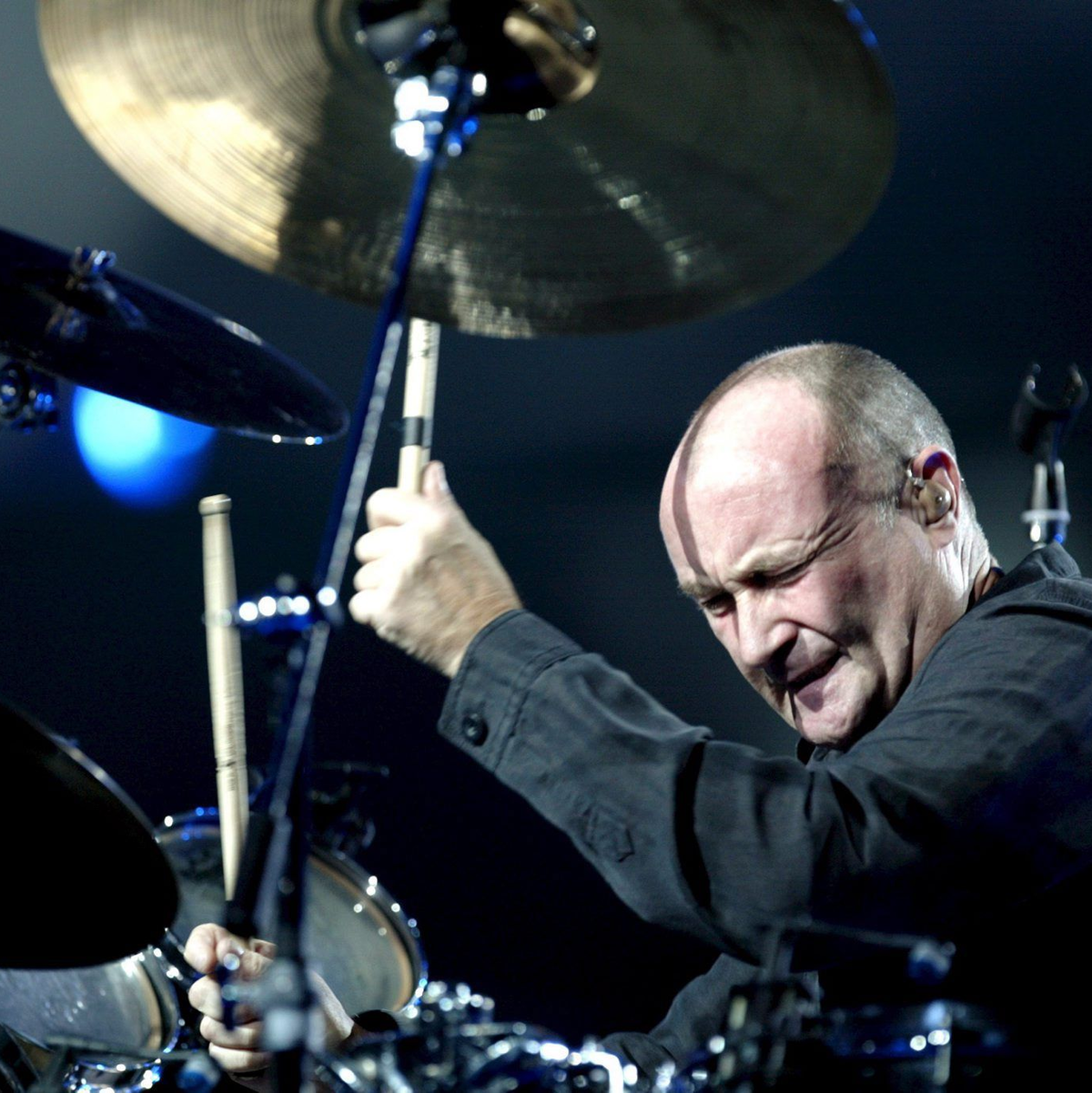 Sein geliebtes Schlagzeug kann Phil Collins aufgrund gesundheitlicher Probleme nicht mehr spielen. (Archivbild) - Foto: picture alliance / dpa