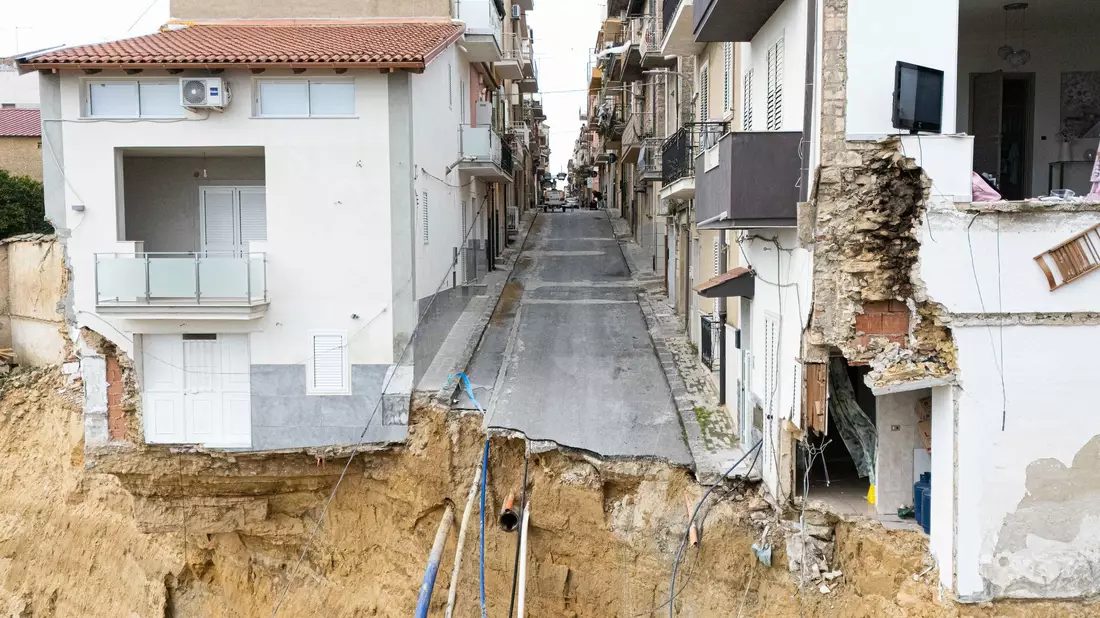Gefährdete Häuser und beschädigte Straßen in dem vom Erdrutsch betroffenen Gebiet in Niscemi. - Bild: Andrea Petrelli/IPA via ZUMA Press/dpa