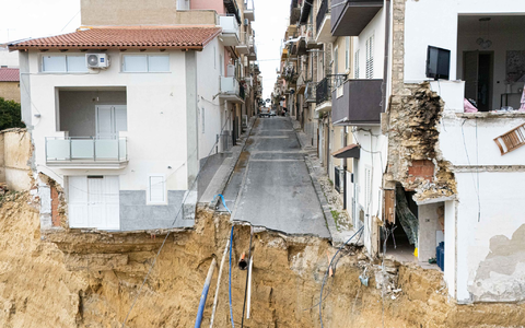 Gefährdete Häuser und beschädigte Straßen in dem vom Erdrutsch betroffenen Gebiet in Niscemi. - Foto: Andrea Petrelli/IPA via ZUMA Press/dpa