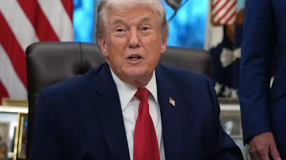 US-Präsident Donald Trump reichte die Klage formal als Privatmann ein. - Bild: Allison Robbert/AP/dpa