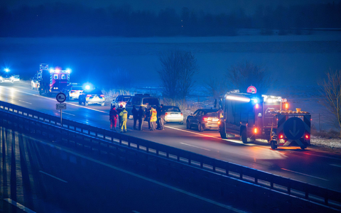 Am Morgen staute sich der Verkehr auf der Autobahn und auf der nahen Bundesstraße 8. - Foto: NEWS5 / Lars Haubner/NEWS5/dpa