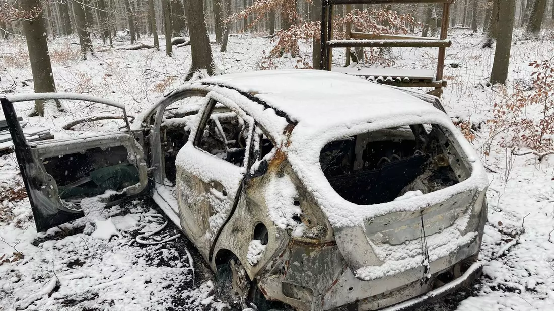 POL-SO: Ausgebrannter Ford in Waldstück gefunden - Bild: presseportal.de