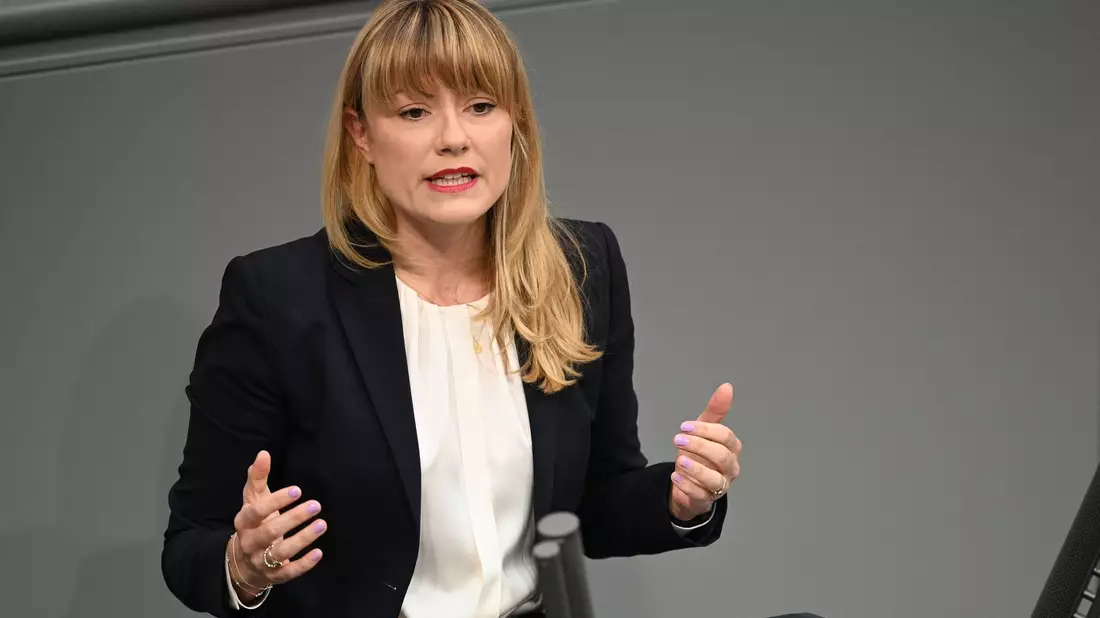 Die fluchtpolitische Sprecherin der Linksfraktion, Clara Bünger, rät der Bundesregierung Schutzsuchenden in Deutschland grundsätzlich den Weg in ein dauerhaftes Bleiberecht zu eröffnen. (Archivbild) - Bild: Niklas Graeber/dpa