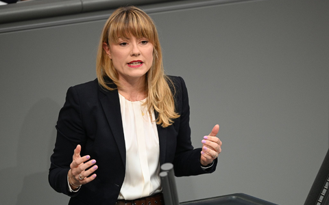 Die fluchtpolitische Sprecherin der Linksfraktion, Clara Bünger, rät der Bundesregierung Schutzsuchenden in Deutschland grundsätzlich den Weg in ein dauerhaftes Bleiberecht zu eröffnen. (Archivbild) - Foto: Niklas Graeber/dpa