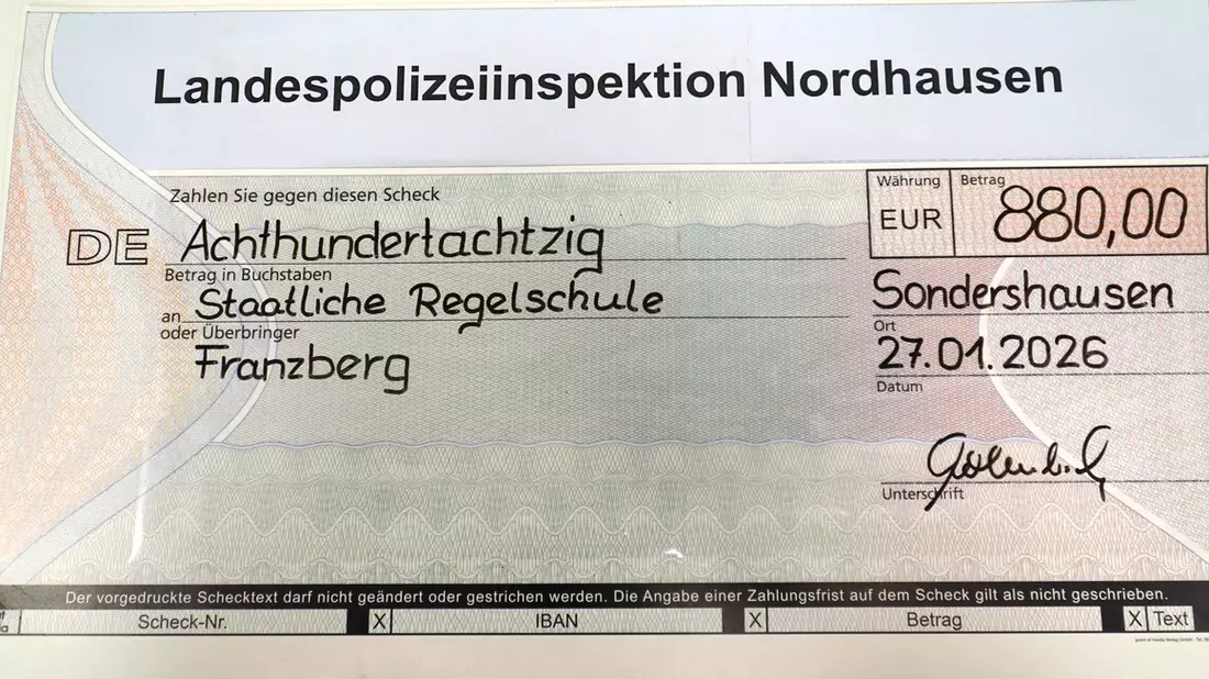 LPI-NDH: Landespolizeiinspektion Nordhausen übergibt Spendengelder des Weihnachtskonzertes in der Regelschule Franzberg Sondershausen - Bild: presseportal.de