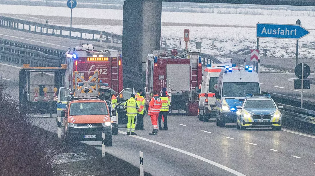 Auch am Morgen ist die A3 noch gesperrt. - Bild: Armin Weigel/dpa