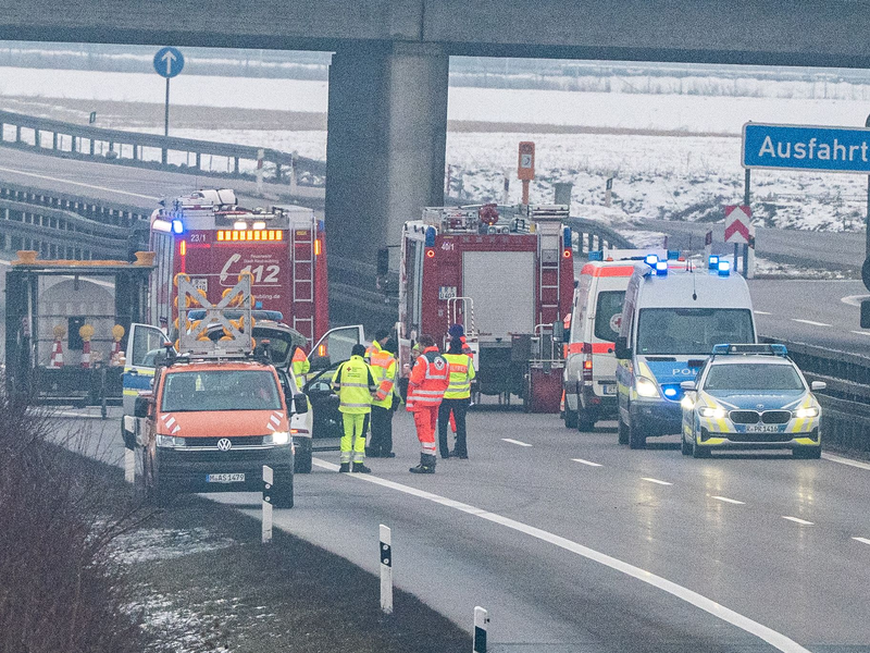 Auch am Morgen ist die A3 noch gesperrt. - Foto: Armin Weigel/dpa