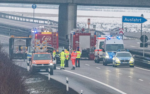 Die Autobahn 3 wurde nach dem Fund in beide Richtungen gesperrt.  - Foto: Armin Weigel/dpa