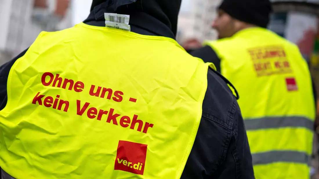 Mit dem Ausstand will die Gewerkschaft im Tarifkonflikt um den kommunalen Nahverkehr den Druck auf die Arbeitgeber erhöhen. (Archivbild) - Bild: Peter Kneffel/dpa
