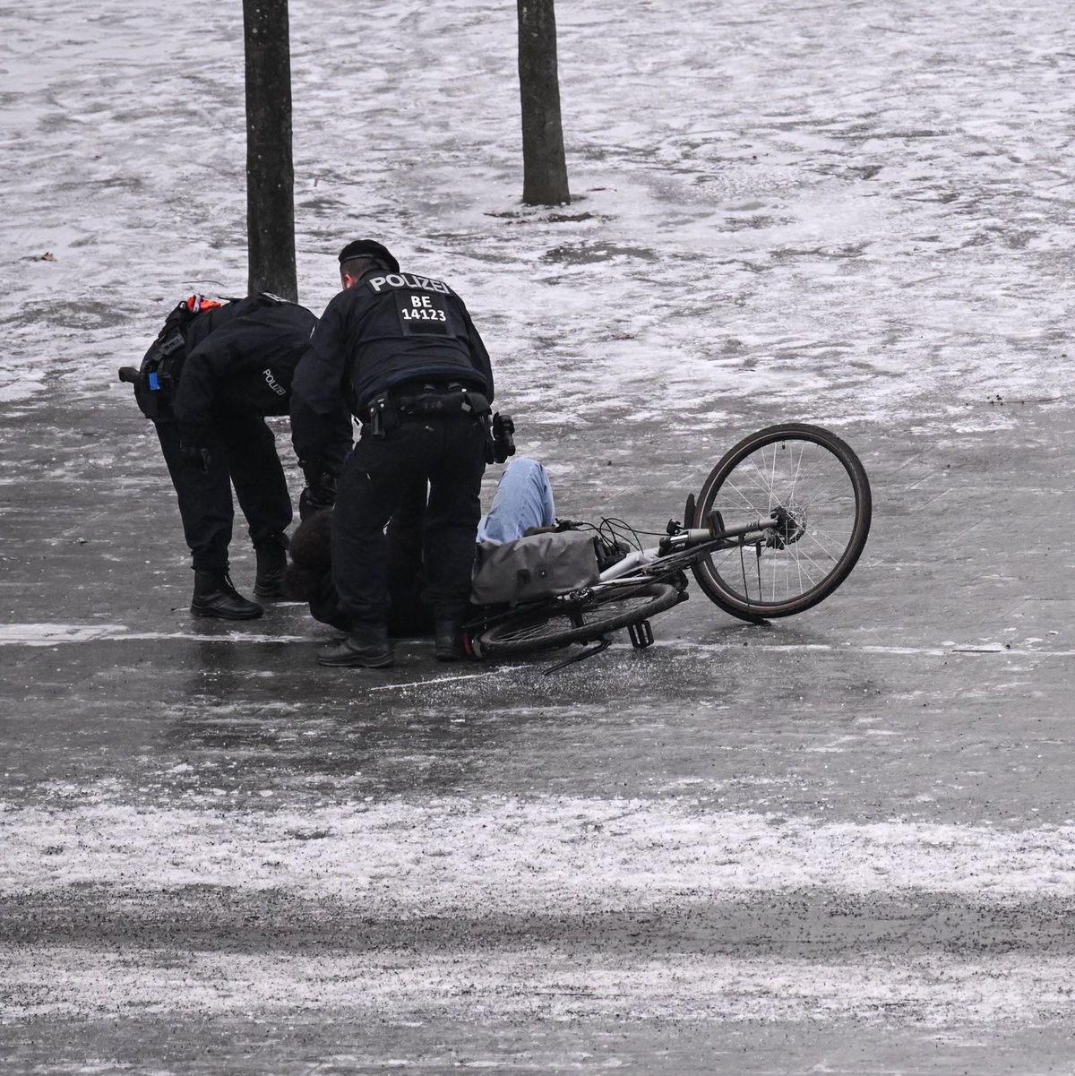 In Berlin ist es seit Tagen glatt (Archivbild). - Foto: Britta Pedersen/dpa