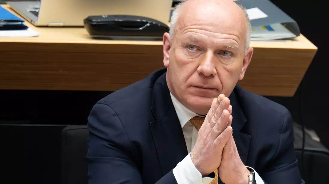 Berlins Regierungschef Kai Wegner sorgt mit einem Streusalz-Vorstoß für Gesprächsstoff (Archivbild). - Bild: Sebastian Christoph Gollnow/dpa