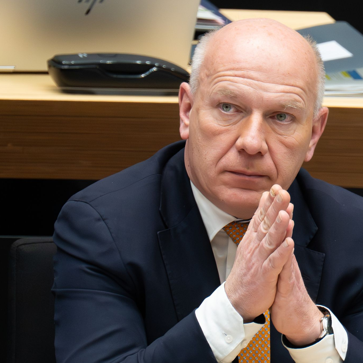 Berlins Regierungschef Kai Wegner sorgt mit einem Streusalz-Vorstoß für Gesprächsstoff (Archivbild). - Foto: Sebastian Christoph Gollnow/dpa