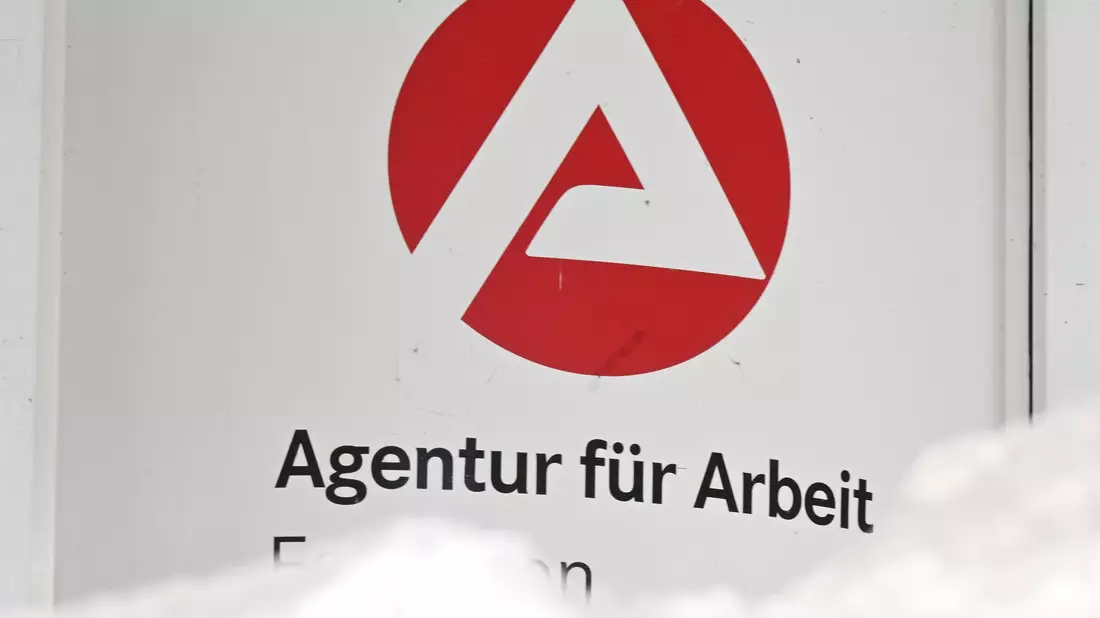 Die Zahl der Arbeitslosen in Deutschland ist über die Grenze von drei Millionen gestiegen (Archivbild).  - Bild: Bernd Weißbrod/dpa