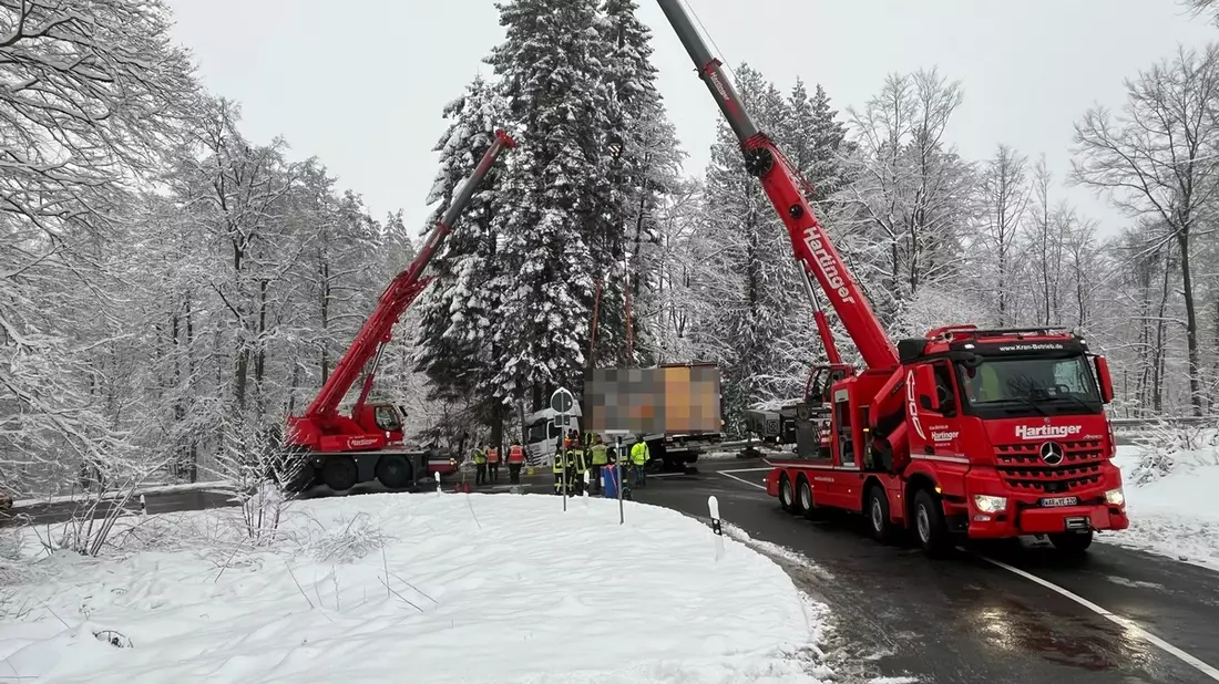 POL-HX: Lkw rutsch in Graben - Polizei zieht witterungsbedingte Einsatzbilanz - Bild: presseportal.de