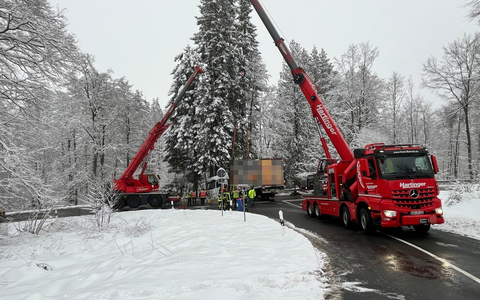 POL-HX: Lkw rutsch in Graben - Polizei zieht witterungsbedingte Einsatzbilanz - Foto: presseportal.de