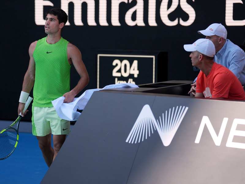 Carlos Alcaraz hatte große körperliche Probleme. - Foto: Dita Alangkara/AP/dpa