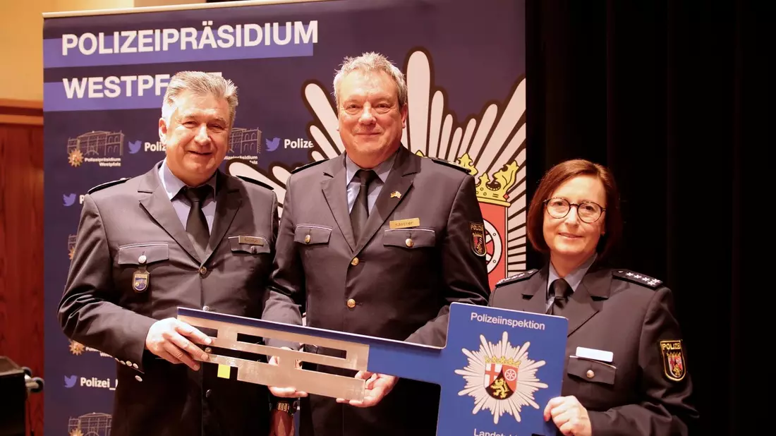 POL-PPWP: Siegfried Ranzinger übergibt an Karin Decker - Bild: presseportal.de
