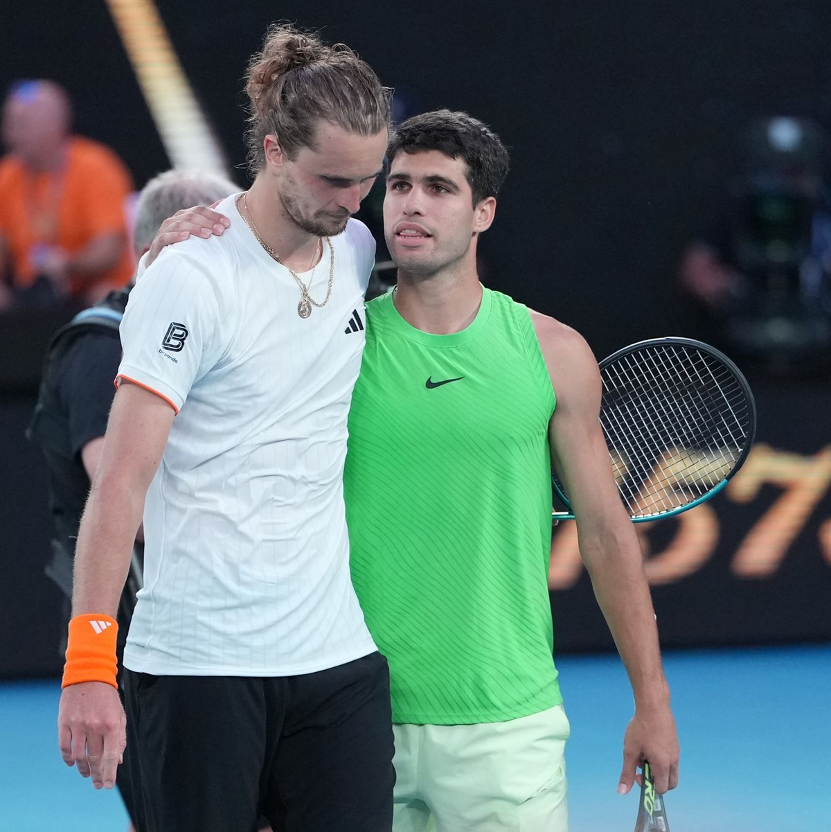 Alexander Zverev und Carlos Alcaraz nach dem Match. - Foto: Asanka Brendon Ratnayake/AP/dpa