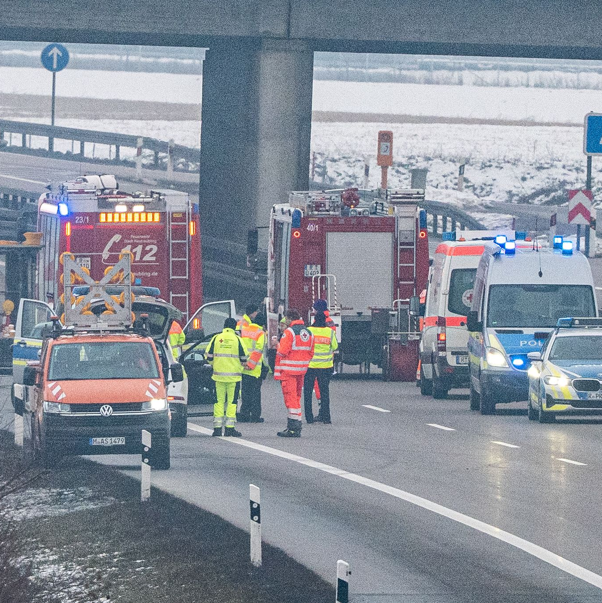 Die Autobahn 3 wurde nach dem Fund in beide Richtungen gesperrt.  - Foto: Armin Weigel/dpa