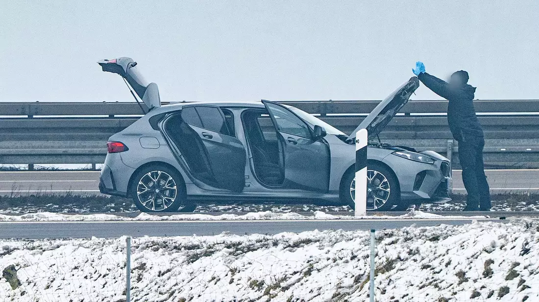 Spezialisten des bayerischen Landeskriminalamts nahmen den Fund im Wagen unter die Lupe. - Bild: Armin Weigel/dpa