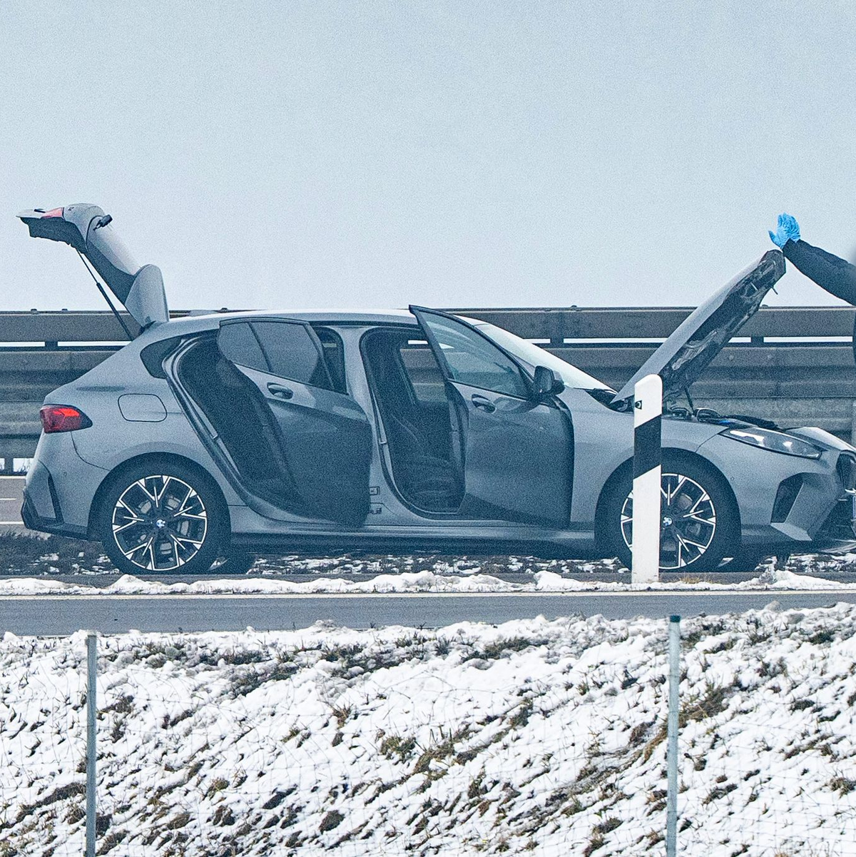 Spezialisten des bayerischen Landeskriminalamts nahmen den Fund im Wagen unter die Lupe. - Foto: Armin Weigel/dpa