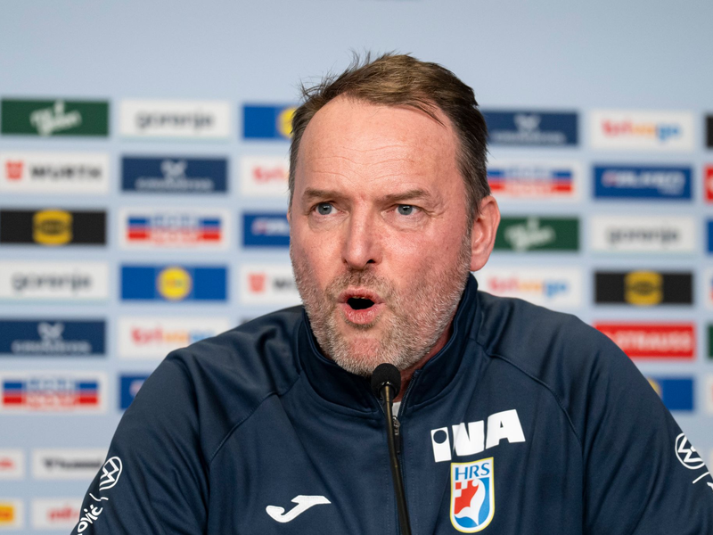 Kroatiens Trainer Dagur Sigurdsson schimpft über die Bedingungen bei der Handball-EM. - Foto: Sina Schuldt/dpa